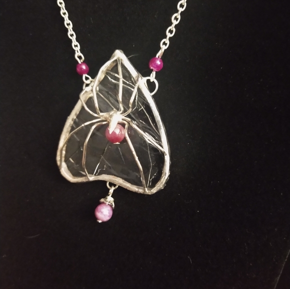 Stained glass Ruby spider planchette necklace - Picture 2 of 4